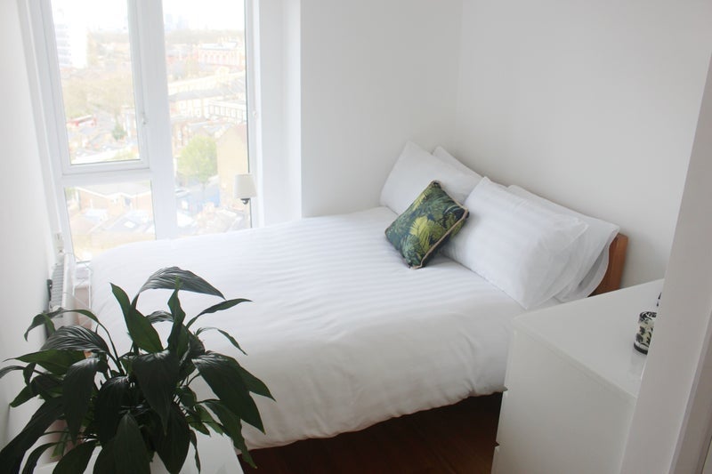 Room Cresset Road in Greater London