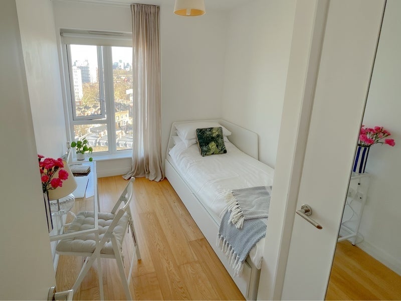 Room Cresset Road in Greater London