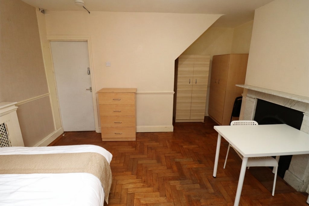 Room Globe Road in Greater London