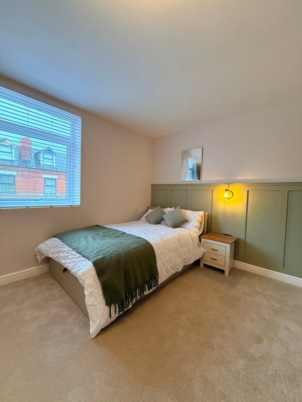 Room Salisbury Road in Sandwell