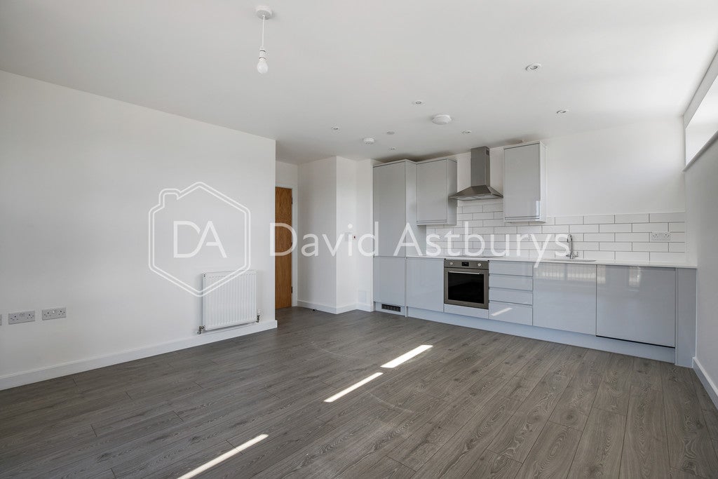 Flat Whiston Road in London
