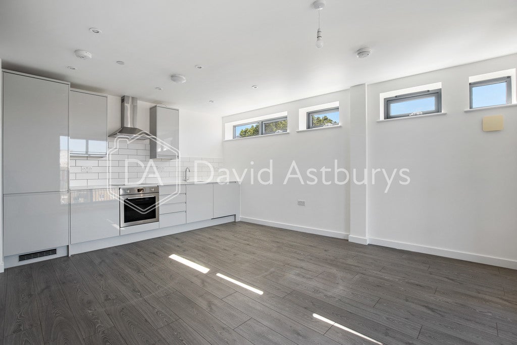 Flat Whiston Road in London