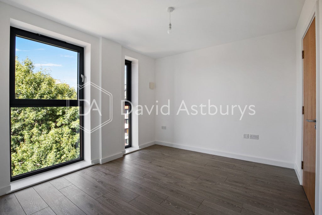Flat Whiston Road in London