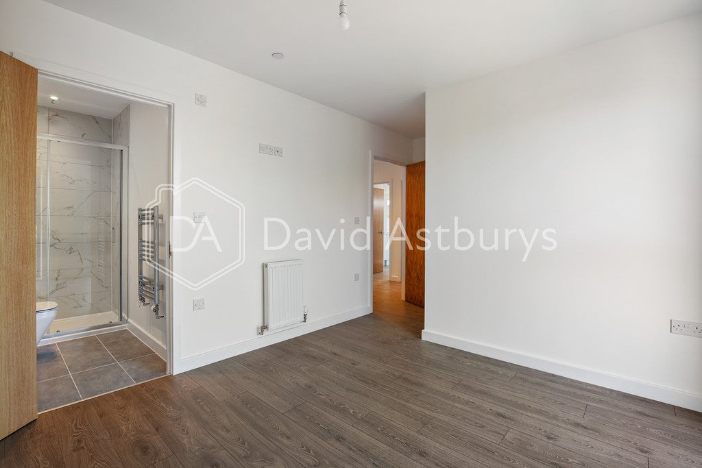 Flat Whiston Road in London