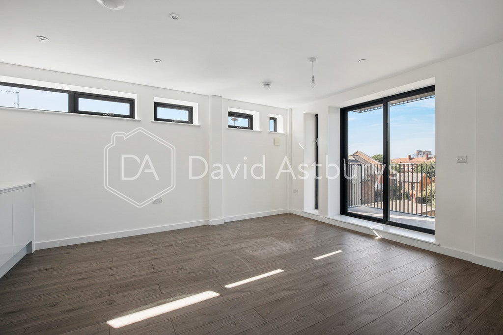 Flat Whiston Road in London