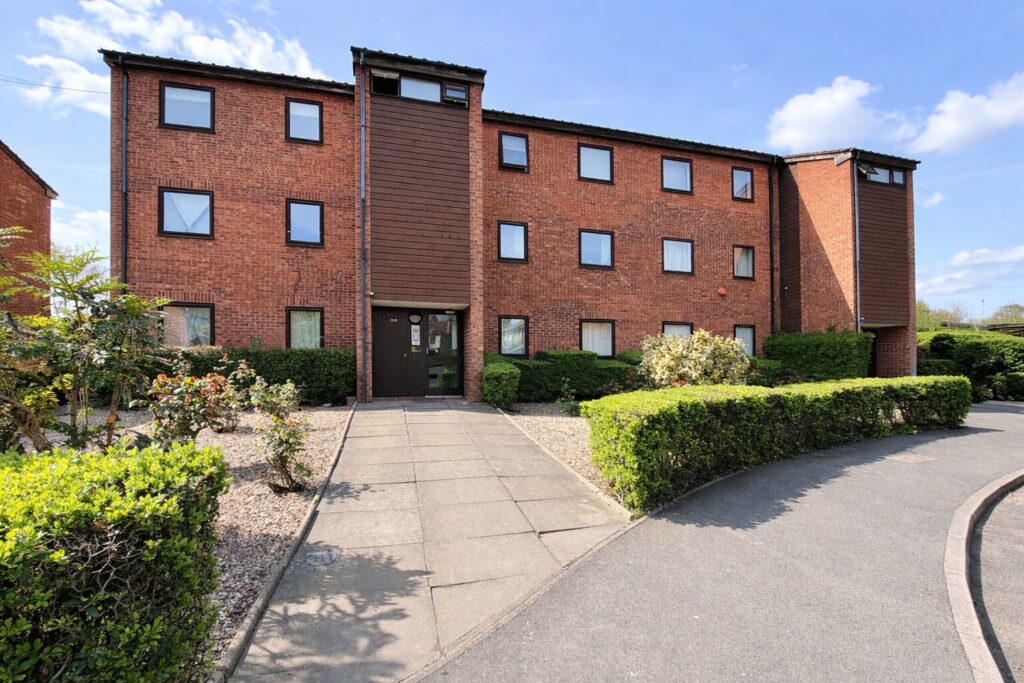Flat Rowlands Close in Greater London