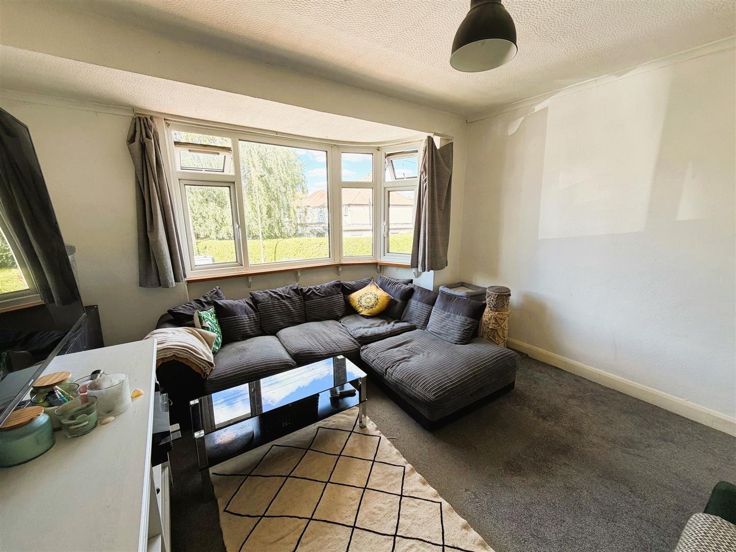 Flat Oakdene Road in Greater London