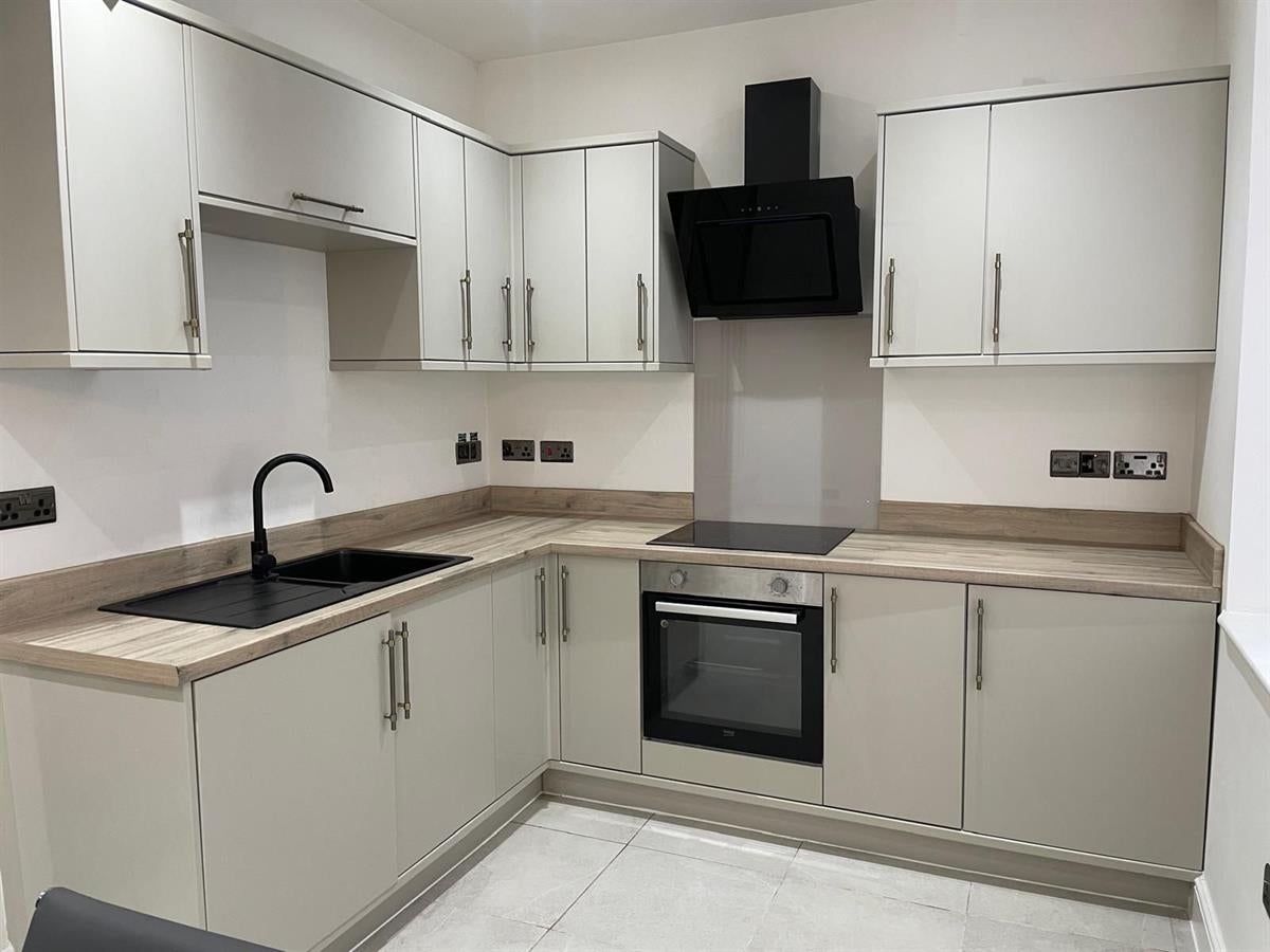 Flat Holdsworth Street in Bradford