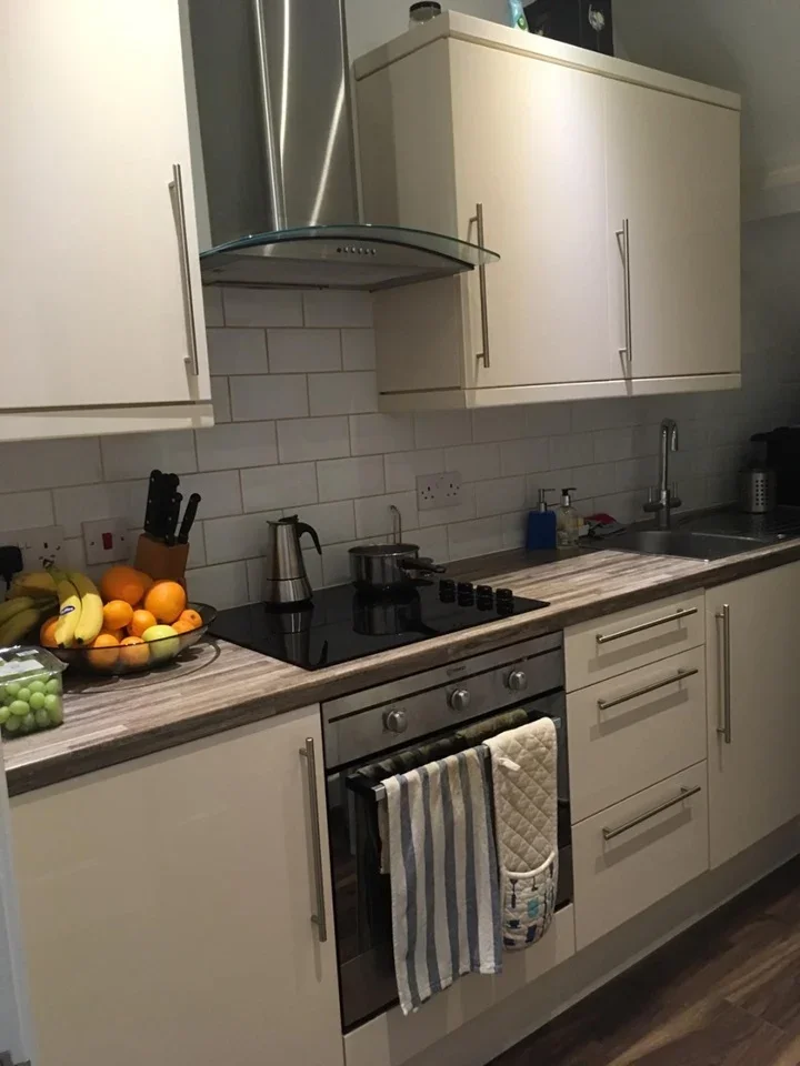 Flat Walm Lane in Greater London