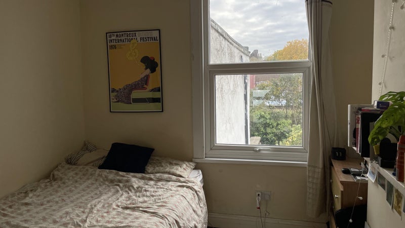 Room Pulross Road in Greater London