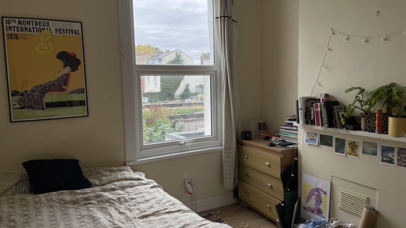 Room Pulross Road in Greater London