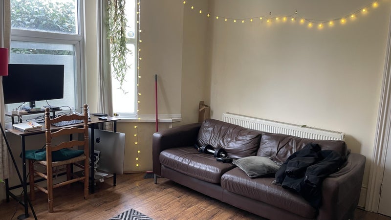 Room Pulross Road in Greater London