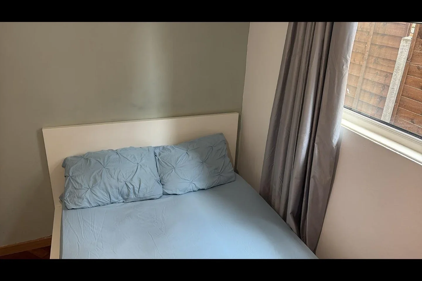 Room Bensham Manor Road in Greater London