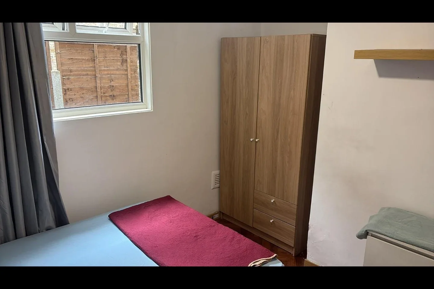 Room Bensham Manor Road in Greater London