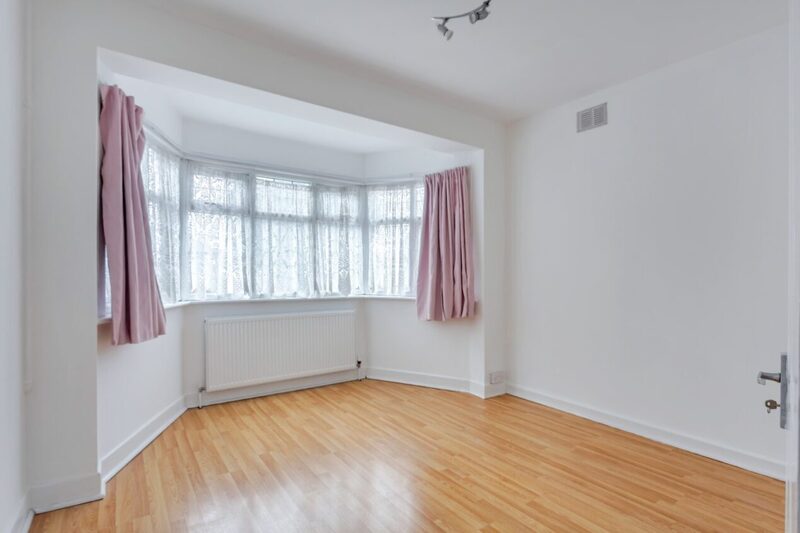 Room Park Avenue North in Greater London
