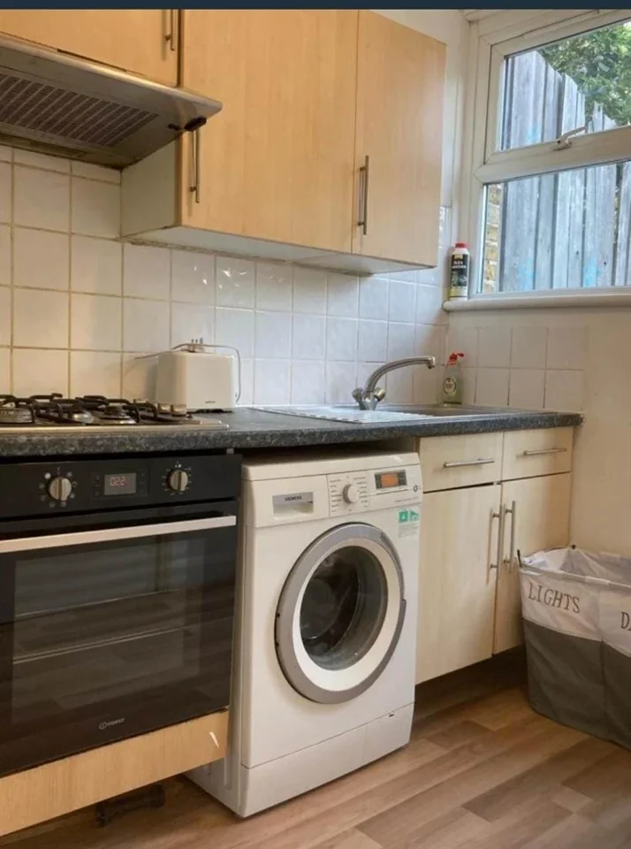 Room Forest Road in Greater London