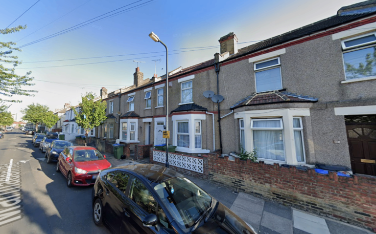 Flat Marmadon Road in Greater London