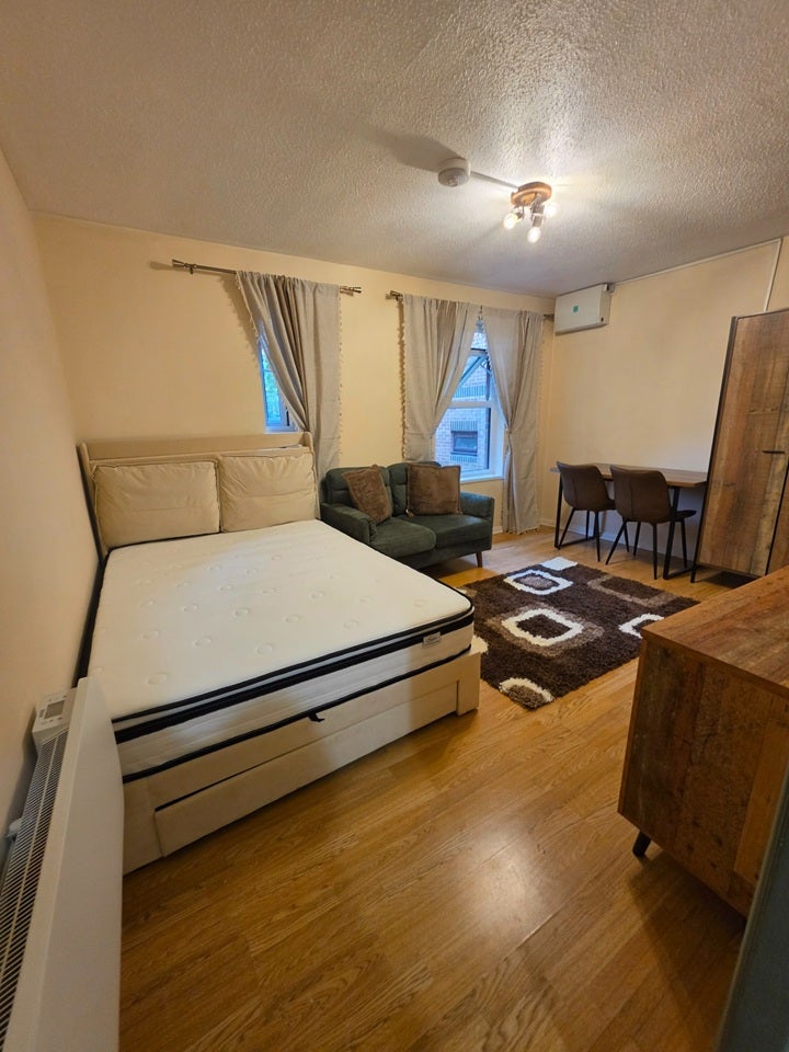 Flat Alexander Close in Greater London