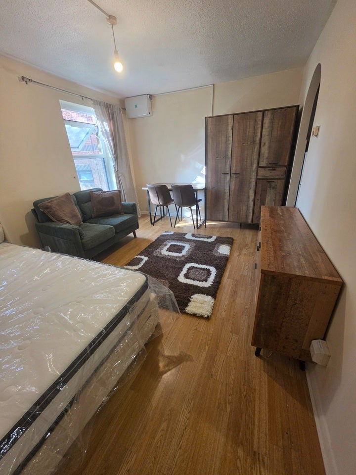 Flat Alexander Close in Greater London
