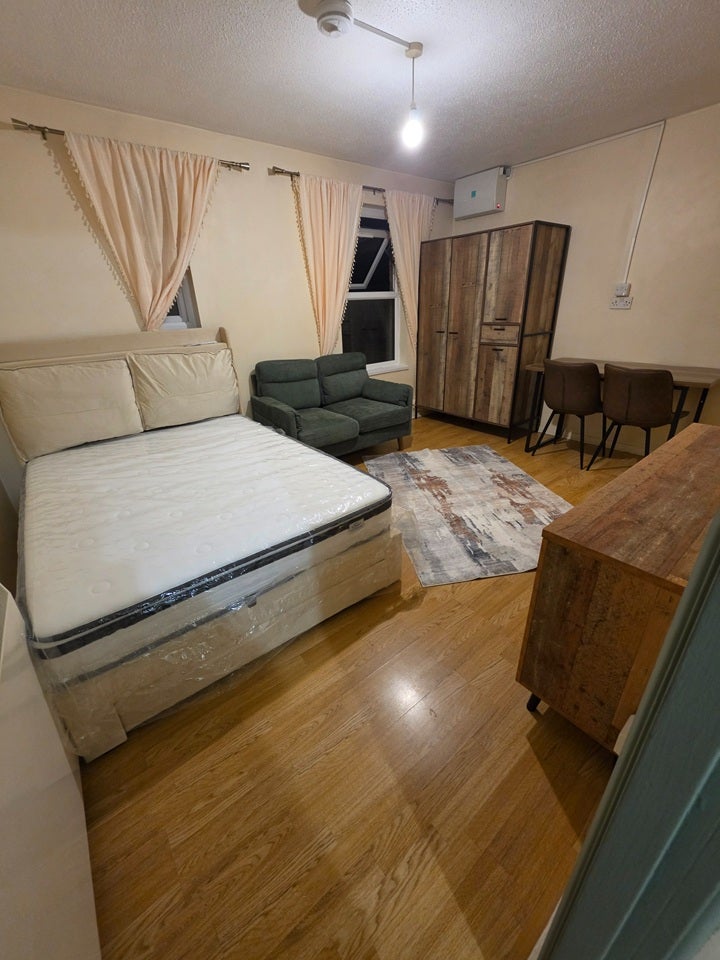 Flat Alexander Close in Greater London