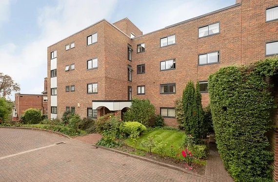 Flat Leeward Gardens in Greater London