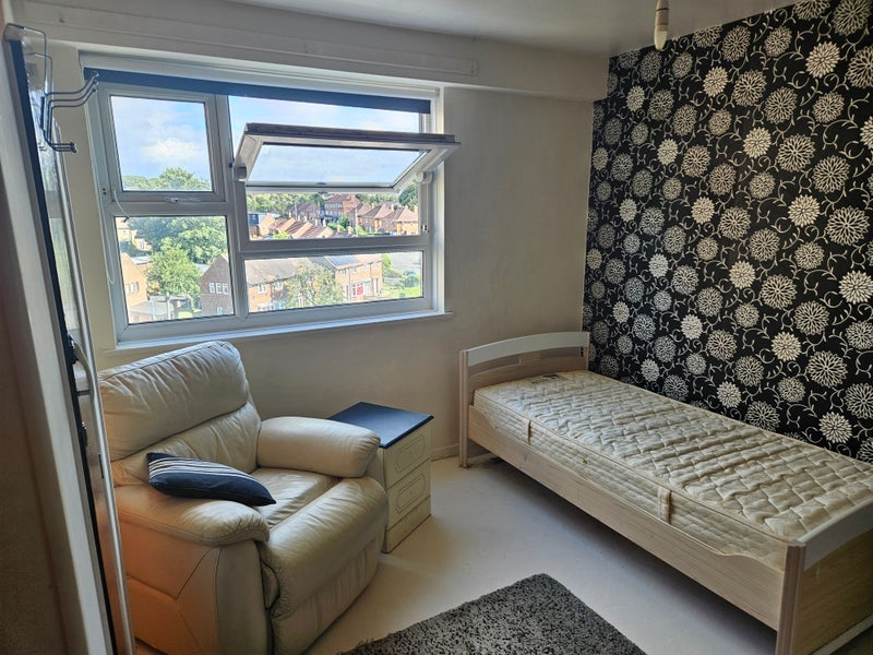 Room Boggart Hill Drive in Leeds