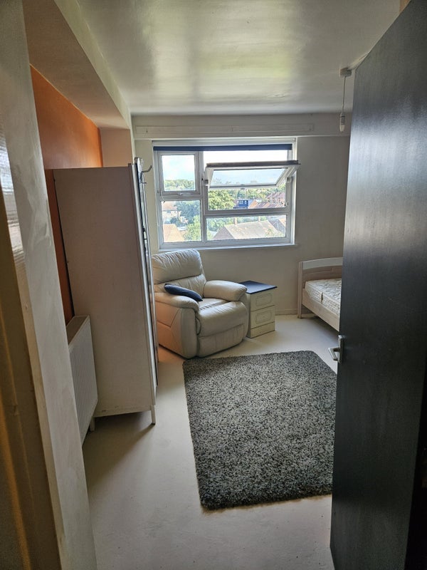 Room Boggart Hill Drive in Leeds