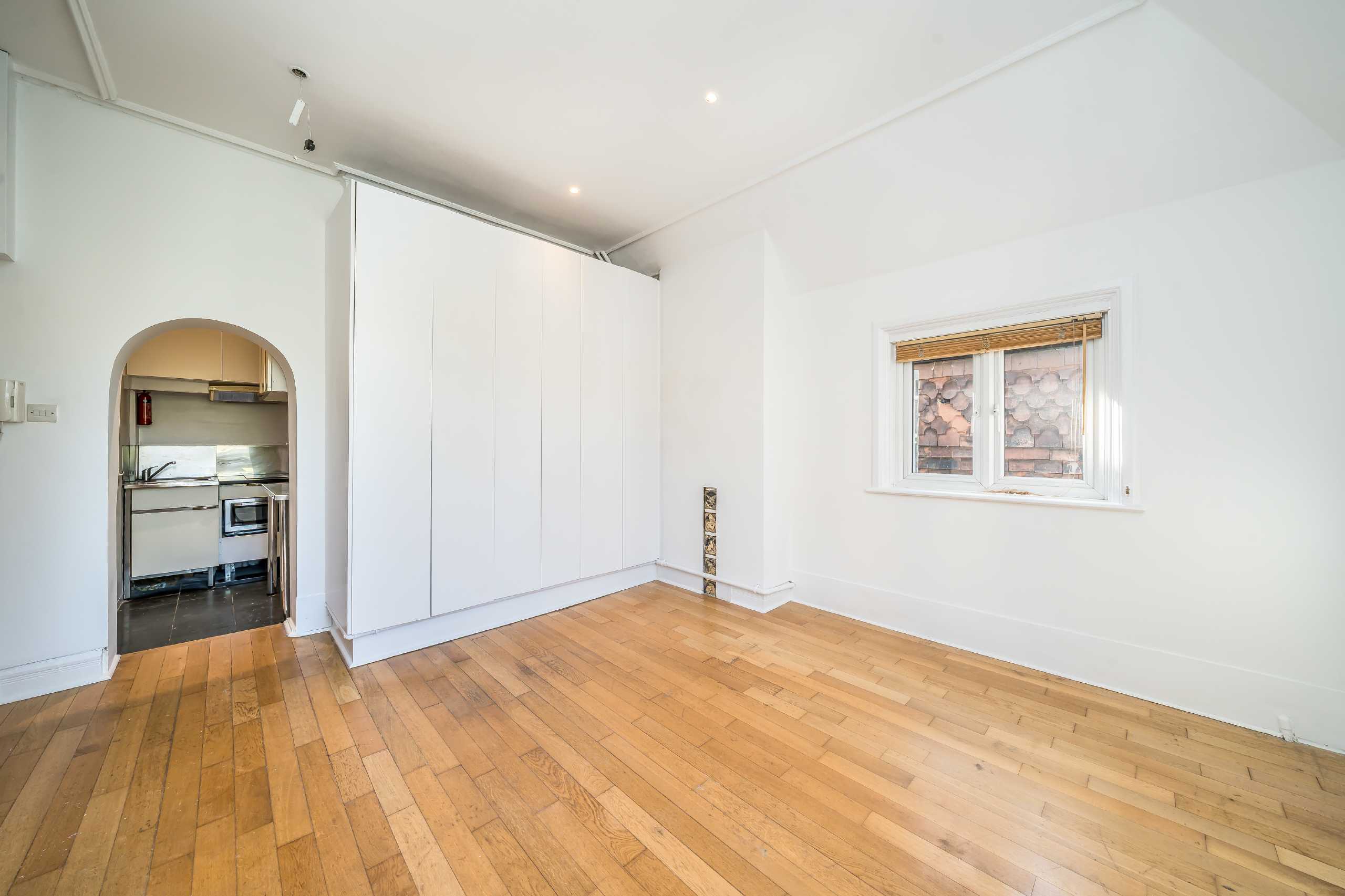 Flat Kingsmead Road in Greater London