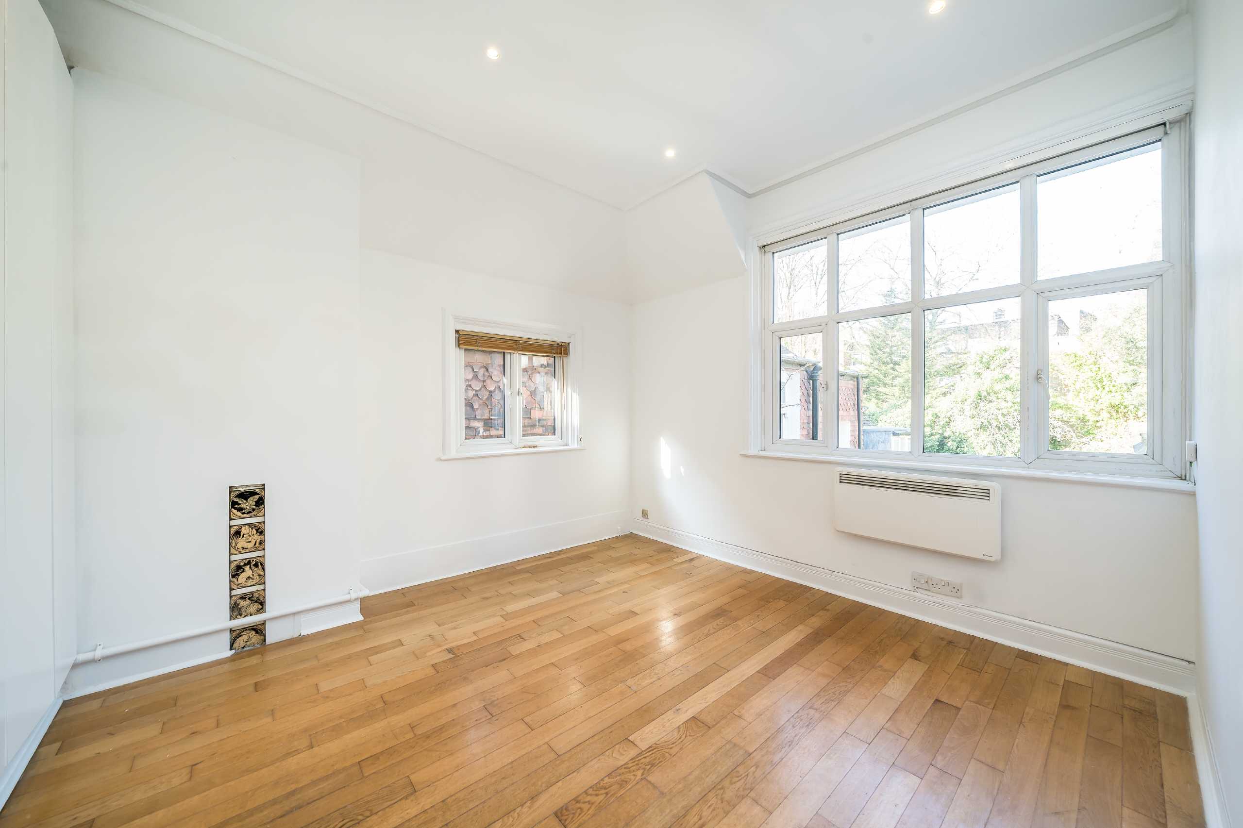 Flat Kingsmead Road in Greater London