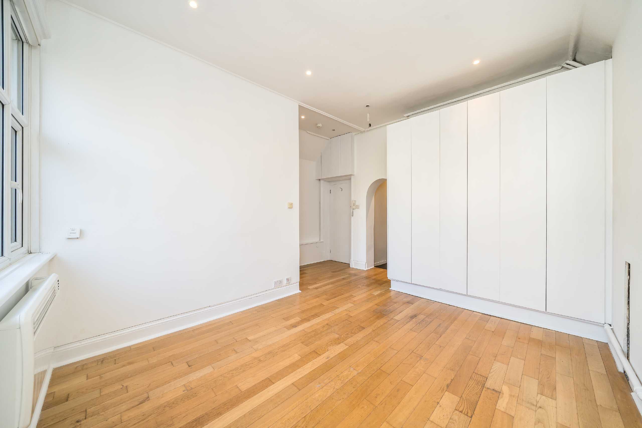 Flat Kingsmead Road in Greater London