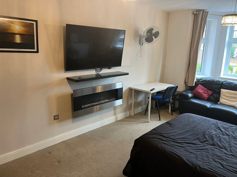 Room Connaught Avenue in Greater London