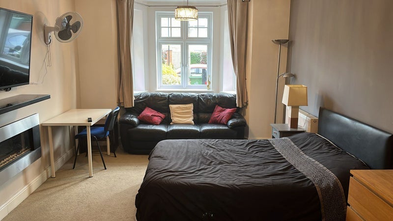 Room Connaught Avenue in Greater London
