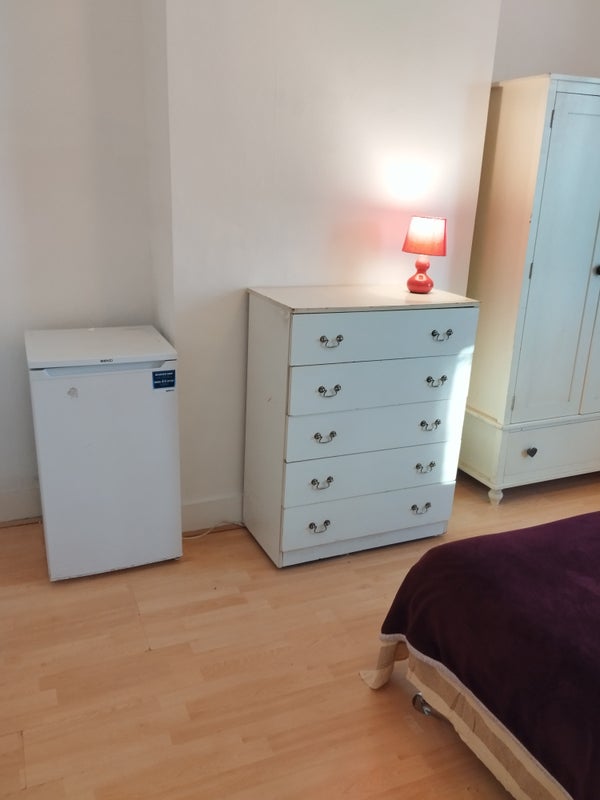 Room Walker Close in Greater London
