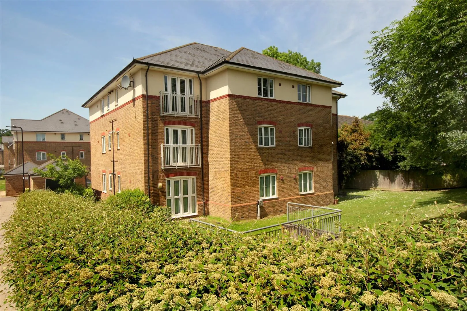 Flat Periwood Crescent in Greater London