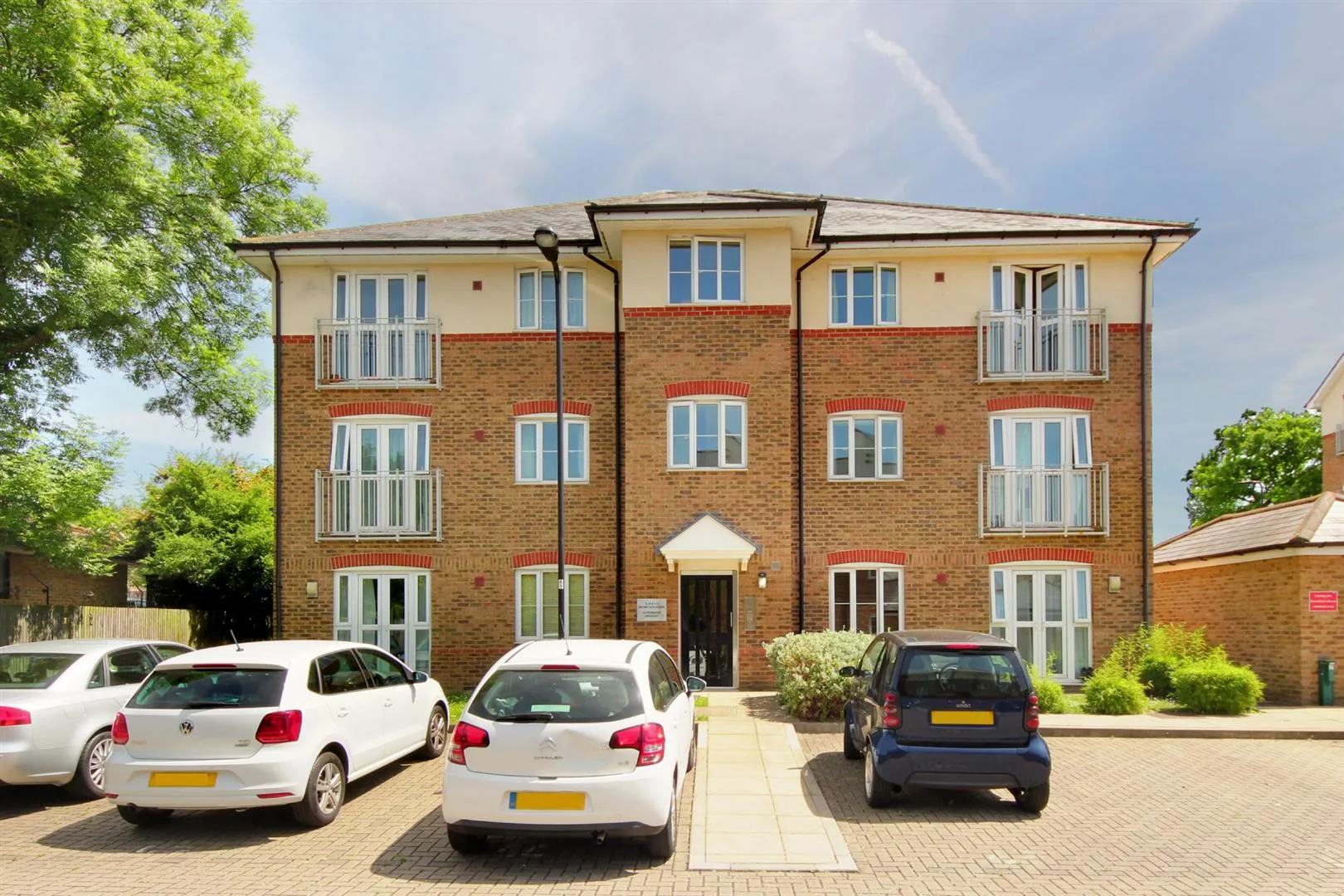 Flat Periwood Crescent in Greater London
