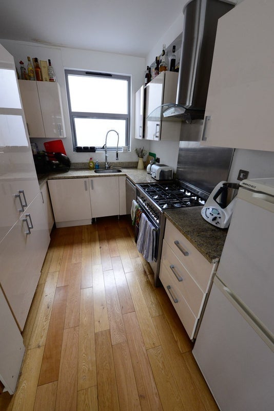 Flat Mallow Street in Greater London