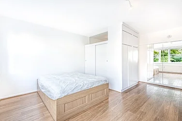 Flat Belsize Grove in Greater London