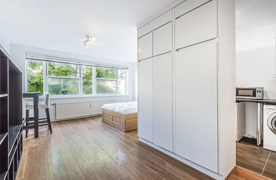 Flat Belsize Grove in Greater London