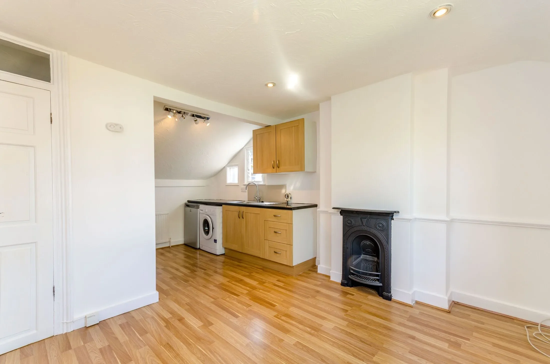 Flat Gladstone Road in Greater London