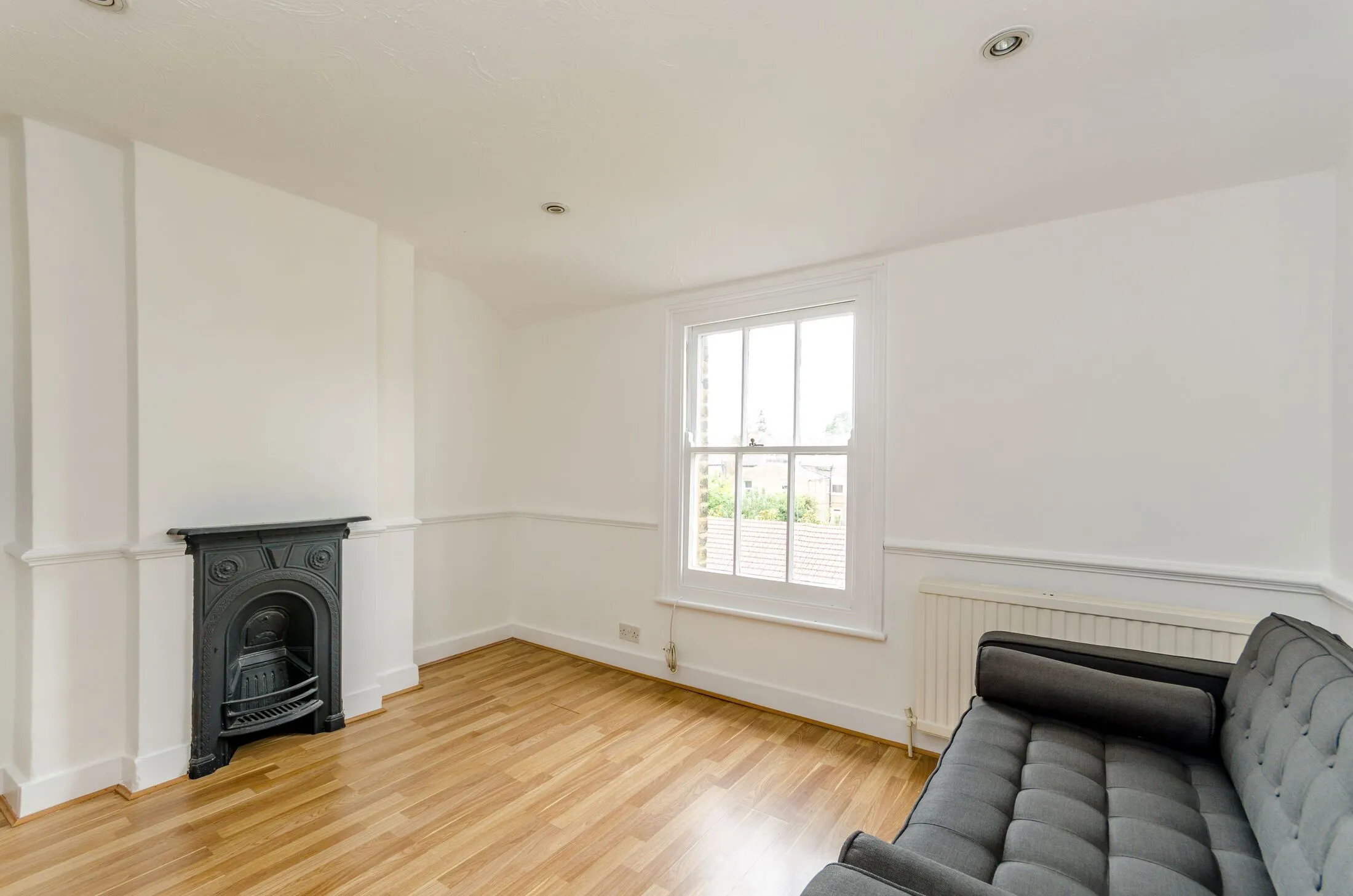 Flat Gladstone Road in Greater London