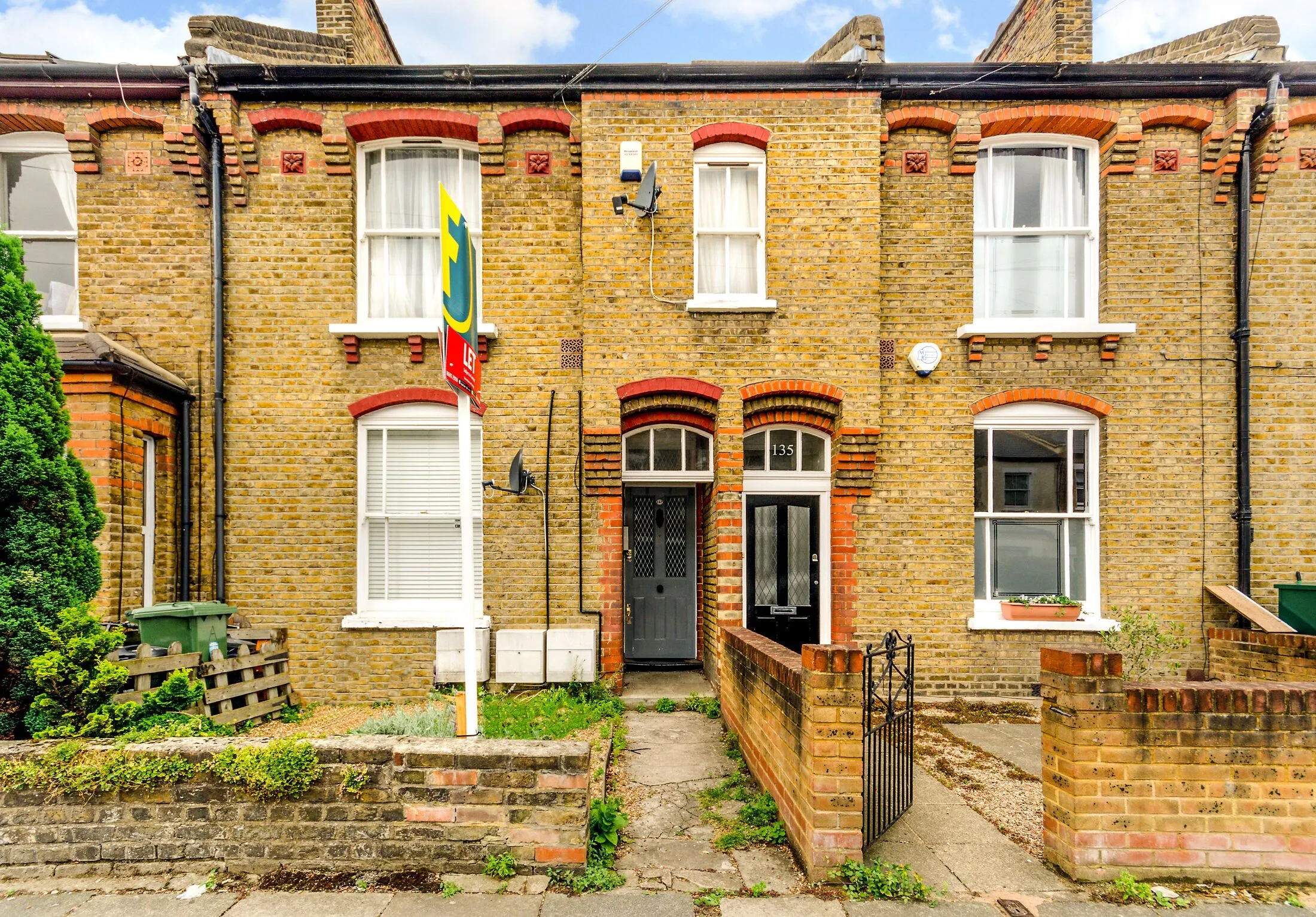Flat Gladstone Road in Greater London