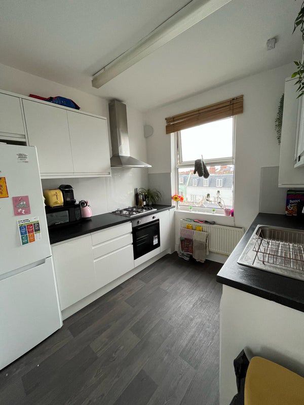 Room Askew Road in Greater London