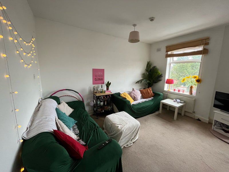 Room Askew Road in Greater London