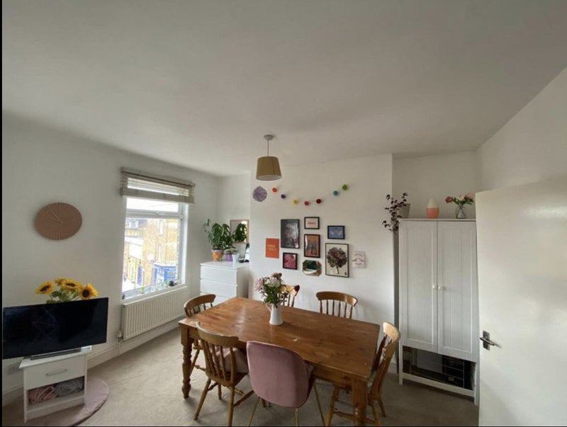 Room Askew Road in Greater London