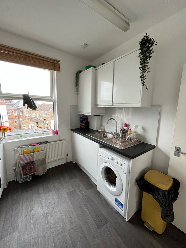 Room Askew Road in Greater London
