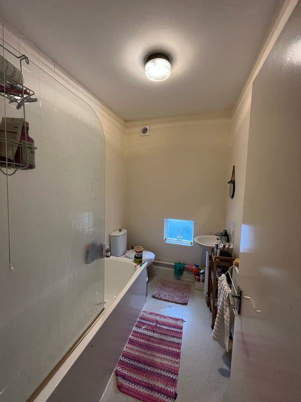 Room Askew Road in Greater London