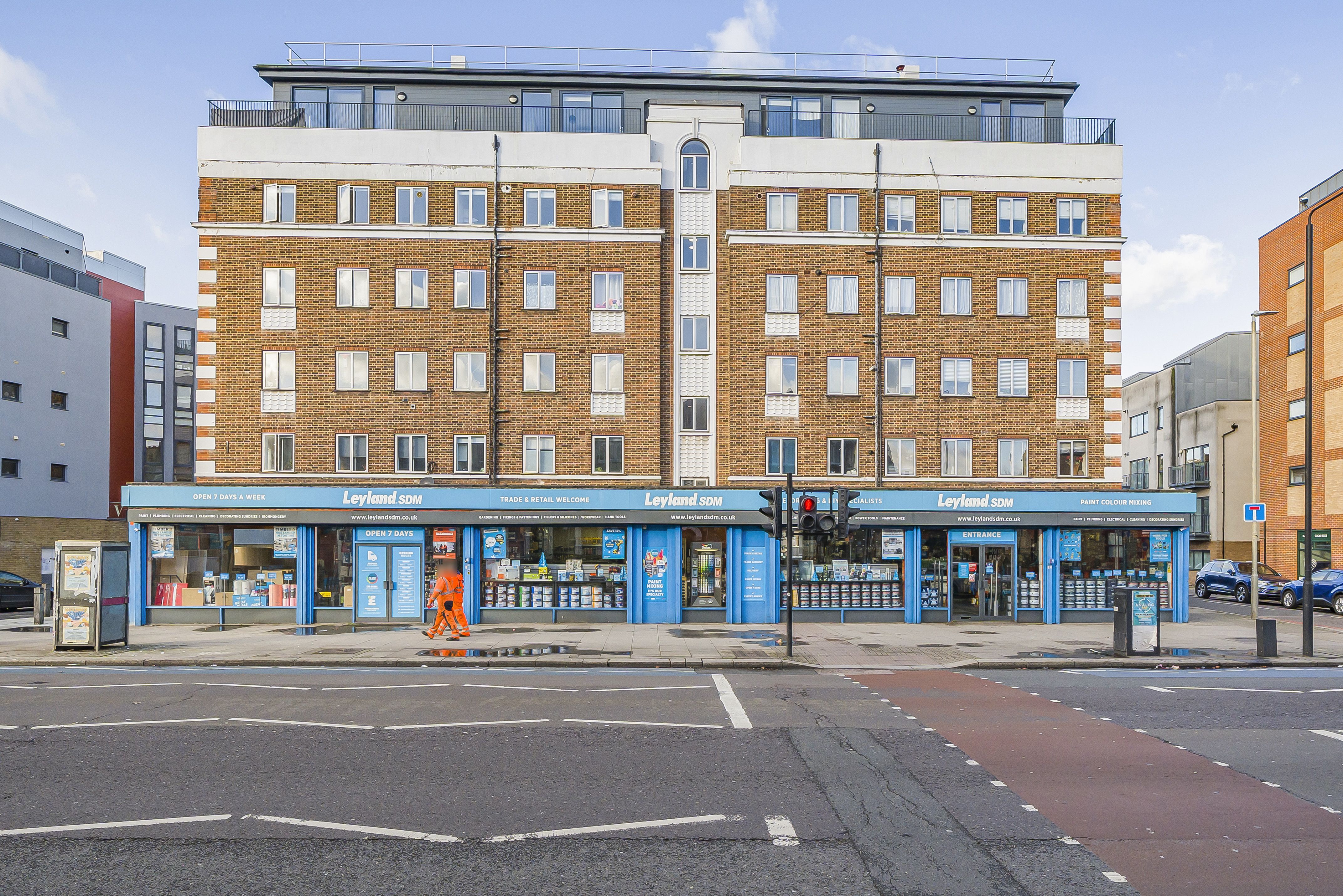 Flat Tooting High Street in Greater London