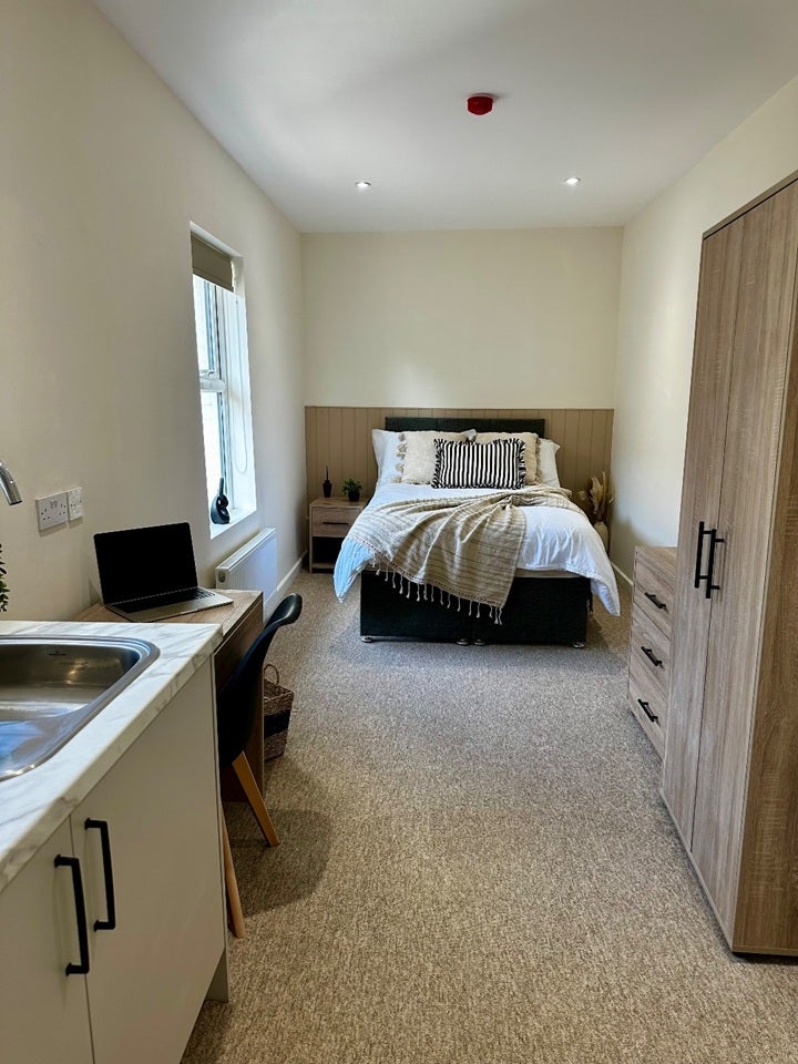 Room Ashley Road in Poole