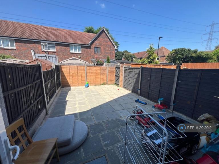 House Oakley Close in Greater London