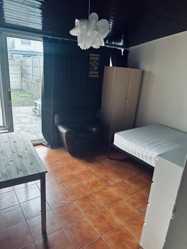 Room Hythe Close in Greater London